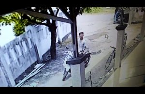 Pencuri Motor di Halaman Masjid di Cibitung Terekam CCTV, Modusnya Shalat Dulu