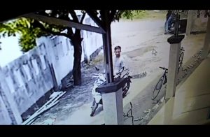 Pencuri Motor di Halaman Masjid di Cibitung Terekam CCTV,  Modusnya Shalat Dulu