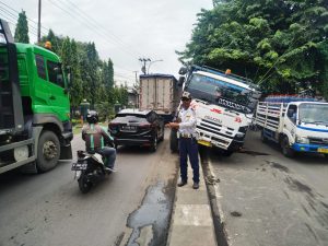 Kronologi Truk Semen “Terjebak” di Atas Pembatas Jalan Narogong