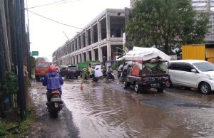 Tolong! Jalan Rusak Ini Butuh Penanganan Segera