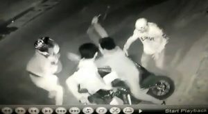 Video: Aksi Brutal Begal Bercelurit di Bintarajaya Terekam CCTV