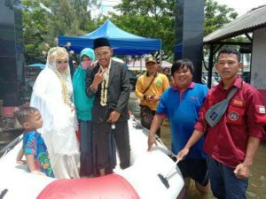 Kisah Relawan Membantu Pengantin ‘Nyorog’ ke Rumah Mertua ketika Banjir di Bekasi