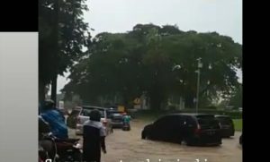 Video: Jalan Raya di Lippo Cikarang Banjir, Pengguna Jalan Sebut ‘Serem’