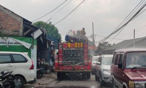 Lingkungan Warga di Jaticempaka Disemprot Disinfektan