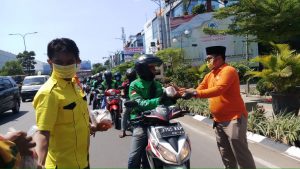 1000 Nasi Bungkus Dibagikan di Jalan Ahmad Yani Kota Bekasi