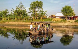 BERITA FOTO: Perahu Eretan, Transportasi Penyeberangan Tradisional