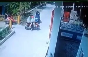 Video: Aksi Jambret di Bekasi Utara Terekam CCTV