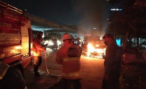 Ini Kronologi dan Penyebab Mobil Terbakar di Kalimalang