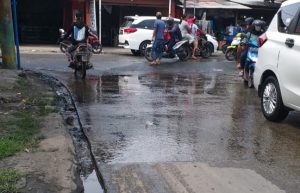‘Salju Meleleh’ di Tambun, Bikin Jalan Berbau Tak Sedap