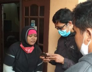 Netizen Terpukau dengan Aksi Heroik Emak-emak Ojol Lawan Begal Bercelurit