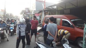 Polisi Jelaskan Kronologi Angkot Tabrak Beberapa Gerobak di Pekayon