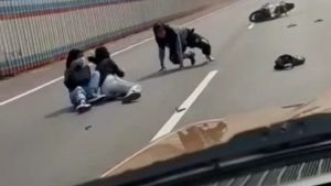 Aksi ABG Perempuan Naik Motor Bonceng 3 di Tol Bekasi Lalu Terjatuh