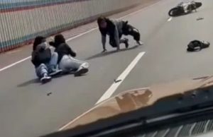 Aksi ABG Perempuan Naik Motor Bonceng 3 di Tol Bekasi Lalu Terjatuh