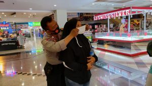 Di Sela Pembagian Masker, Polisi Tegur 25 Orang di Medansatria
