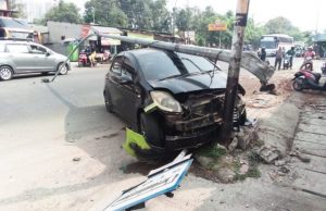 Kronologi Mobil Yaris Tabrak Tiang Listrik di Bulak Kapal