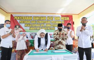 Bersama Bupati Karawang, Syaikhu Serahkan Alsintan kepada Masyarakat Desa Mekar Asih