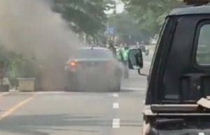 Mobil BMW Terbakar Ketika Test Drive di Jalan Summarecon Bekasi