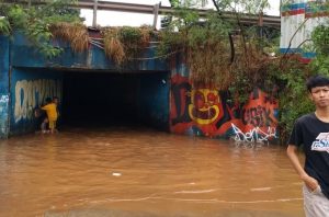 Banjir Hingga Selutut Orang Dewasa Terjadi di Jatimulya