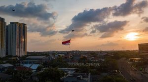 Aksi Drone Kibarkan Bendera Merah-Putih di Bekasi