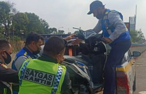 Ini Sanksi dari Polisi kepada Pemotor Cewek Bonceng 3 di Tol Bekasi