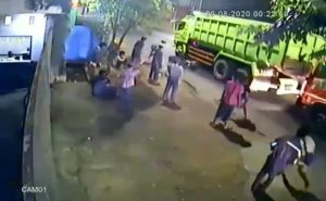 VIDEO: Detik-detik Seorang Cegat Truk untuk Menumpang di Bantargebang Justru Tertabrak