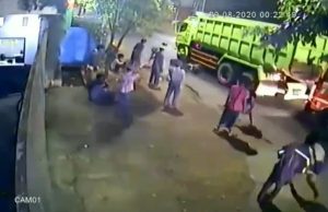VIDEO: Detik-detik Seorang Cegat Truk untuk Menumpang di Bantargebang Justru Tertabrak