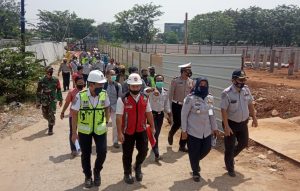 Warga Jatimulya ‘Hadang’ Rombongan Peninjau Jembatan yang Akan Ditutup Pihak LRT