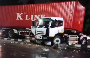 Penyebab Truk Kontainer Naik ke Pembatas Jalan di Dekat FO Summarecon Bekasi