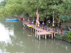Perahu Boat Tersedia di Hutan Bambu Bekasi, Mau Nyoba?