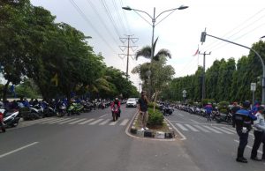 Ada Demo Buruh, Satu Jalur Kalimalang depan DPRD Ditutup