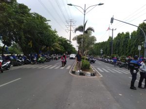 Ada Demo Buruh, Satu Jalur Kalimalang depan DPRD Ditutup