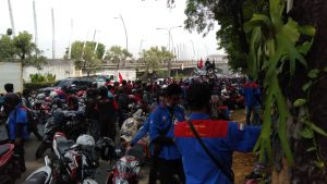 Massa Buruh Berkumpul di Depan Kantor Wali Kota Bekasi