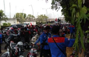 Massa Buruh Berkumpul di Depan Kantor Wali Kota Bekasi