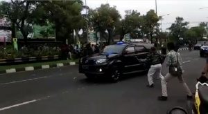 Kronologi Iring-iringan Mobil Pejabat Polri Bekasi Dilempari Pendemo