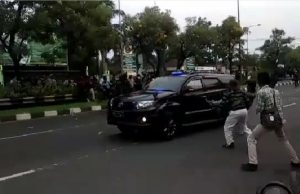 Kronologi Iring-iringan Mobil Pejabat Polri Bekasi Dilempari Pendemo