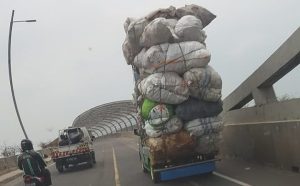 Aksi Mobil Pikap dengan Muatan Menjulang, Begini Nasibnya