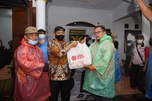 Salurkan Bantuan, Presiden PKS: Harus Ada Penanganan Menyeluruh Atasi Banjir Bekasi