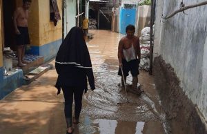 Banjir Bekasi Menyisakan Lumpur Tebal