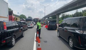 Ada Contraflow Sepanjang 14 Kilometer di Tol Jakarta Cikampek Siang Ini