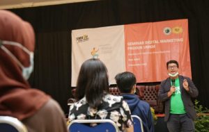 Bos Oleh-Oleh Khas Bekasi Berbagi Tips Strategi Digital Marketing kepada Pelajar