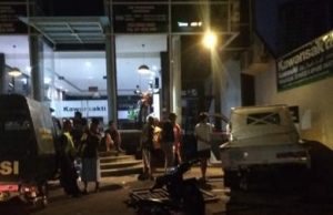 Mobil Pikap Tabrak Pagar dan Tembok Showroom di Bulak Kapal