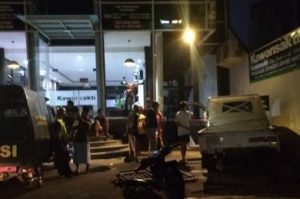 Mobil Pikap Tabrak Pagar dan Tembok Showroom di Bulak Kapal