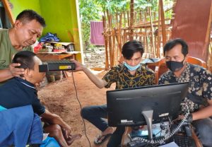 Blusukan Petugas Perekam KTP Elektronik di Tambun