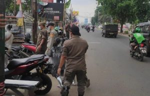 Satpol PP Tertibkan Manusia Silver di Jatiasih