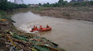 Seorang Pemuda Hilang Tenggelam di Kali Bekasi