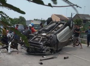 Kronologi Mobil Minibus Terbalik di Jalan Baru Underpass Bekasi Timur