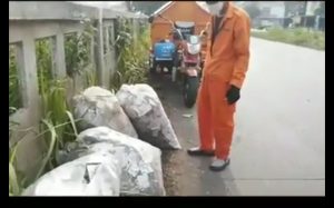 Ditemukan, Tumpukan Karung Berisi Sampah di Kalimalang