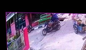 Video: Nenek Pedagang Sayur Keliling Dijambret, Uang Rp 2 Juta Raib
