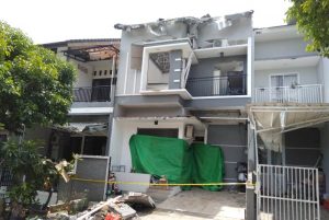 Ledakan Tabung Gas Hancurkan Rumah Mewah di Kemang Pratama