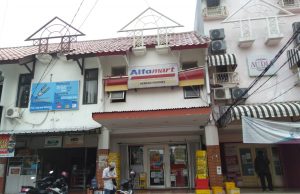 Penampakan Minimarket di Kemang Pratama yang Disatroni Perampok Bercelurit